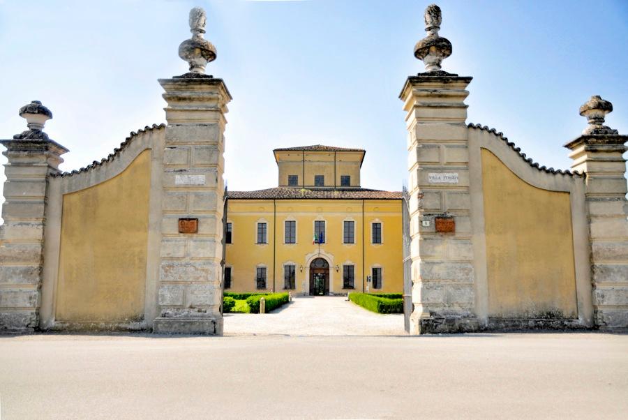 L'ingresso alla Villa